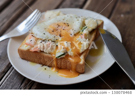 開放式三明治，配馬鈴薯沙拉和流心蛋捲。 138078468