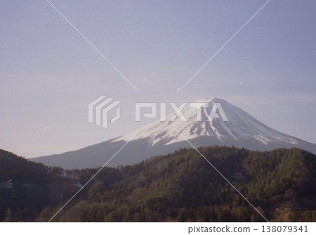 從河口湖望向西湖，可以看到富士山。 138079341