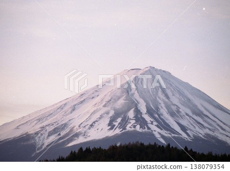 富士山沐浴在柔和的春日陽光中。 富士山沐浴在柔和的春日陽光中。 138079354