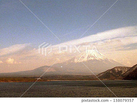 從本棲湖眺望富士山,春雲繚繞。 從本棲湖眺望富士山,春雲繚繞。 138079357