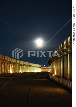 夜幕降臨,月光灑滿大地,從低角度拍攝的蜿蜒公路,景色優美動人。 夜幕降臨,月光灑滿大地,從低角度拍攝的蜿蜒公路,景色優美動人。 138079713