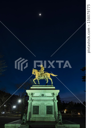 伊達政宗騎馬像在燈光映襯下熠熠生輝。 138079775