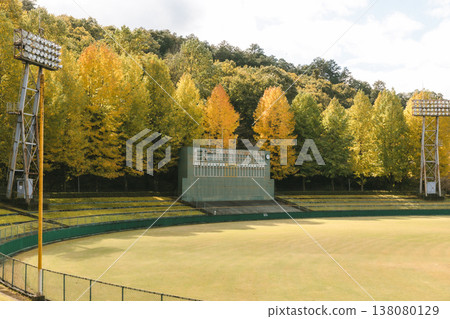 空蕩蕩的棒球場和記分板沐浴在秋色之中。 空蕩蕩的棒球場和記分板沐浴在秋色之中。 138080129