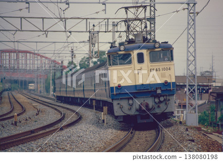 EF65 1004 hauling the 20 series temporary limited express "Akatsuki" on its return journey. 138080198