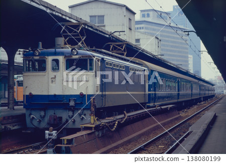 The express train Chikuma (a mixed formation of 20 series and 12 series cars) stopped at Osaka Station during the final years of Japanese National Railways, pulled by EF65 1113. The express train Chikuma (a mixed formation of 20 series and 12 series cars) stopped at Osaka Station during the final years of Japanese National Railways, pulled by EF65 1113. 138080199