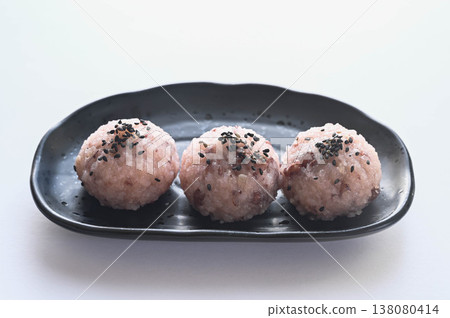 一排紅豆飯糰 138080414
