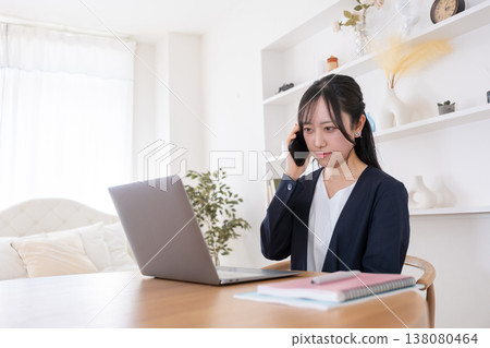 一位二十多歲的女性神情憂慮地看著電腦。 138080464