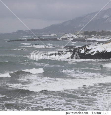 Sea of Japan in winter 138081128