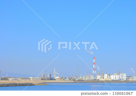 A view of a petrochemical complex with many factory facilities in Yokkaichi City, Mie Prefecture A view of a petrochemical complex with many factory facilities in Yokkaichi City, Mie Prefecture 138081867