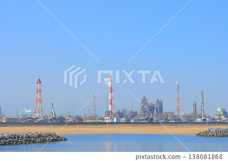 A view of a petrochemical complex with many factory facilities in Yokkaichi City, Mie Prefecture A view of a petrochemical complex with many factory facilities in Yokkaichi City, Mie Prefecture 138081868