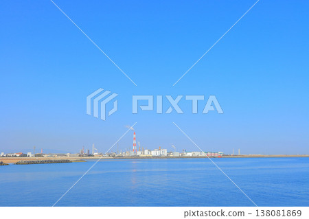 A view of a petrochemical complex with many factory facilities in Yokkaichi City, Mie Prefecture A view of a petrochemical complex with many factory facilities in Yokkaichi City, Mie Prefecture 138081869