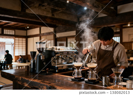 一位咖啡師正在一家傳統的日式家庭咖啡館製作咖啡。 138082013