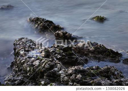 從岩石中看到的海 138082026