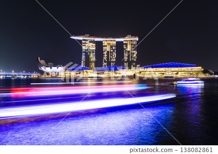 The Sightseeing Bumboats cruising in front of the Marina Bay Sands integrated resort in Singapore. 138082861
