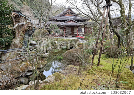 京都市大原市邪光院的庭院景色。 京都市大原市邪光院的庭院景色。 138082967