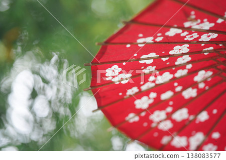 日本風景,一把紅色的日本雨傘 日本風景,一把紅色的日本雨傘 138083577