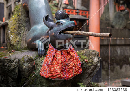 Kitsune fox statue fushimi inari taisha shrine kyoto Kitsune fox statue fushimi inari taisha shrine kyoto 138083588