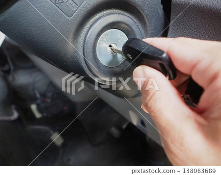 使用實體鑰匙啟動點火開關 138083689