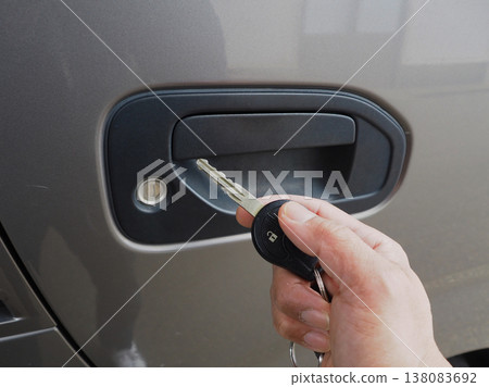用實體鑰匙解鎖汽車 138083692