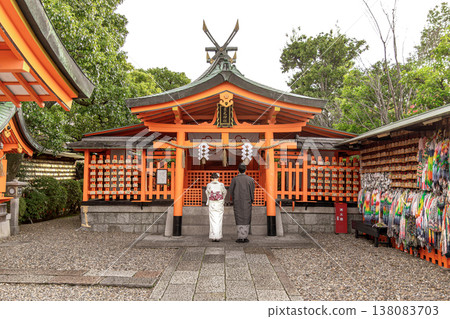 Japanese couple praying at fushimi inari taisha shinto shrine Japanese couple praying at fushimi inari taisha shinto shrine 138083703