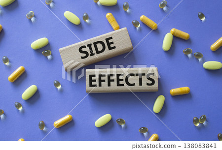 Side Effects symbol. Wooden blocks with words Side Effects. Beautiful purple background with pills. Medicine and Side Effects concept. Copy space. 138083841
