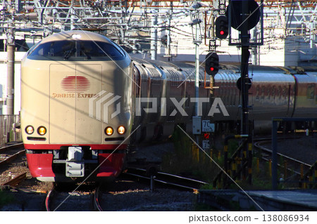 日出號瀨戶/出雲臥舖列車在早高峰前經過大船站。 138086934