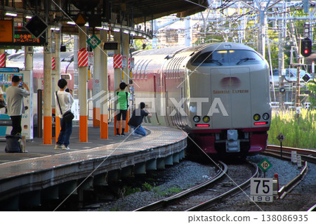 日出號瀨戶/出雲臥舖列車在早高峰前經過大船站。 138086935