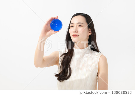 有玻璃地球的一名婦女 138088553