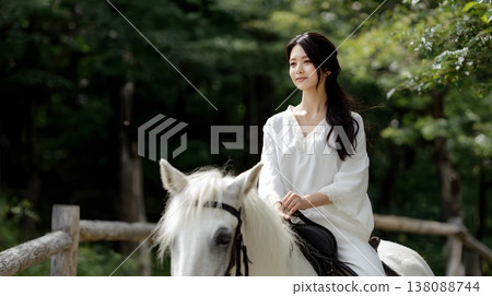 一個女孩騎馬練習騎馬 138088744