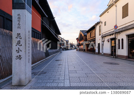 Hanamikoji Street in Gion, Kyoto (Higashiyama Ward, Kyoto City) Hanamikoji Street in Gion, Kyoto (Higashiyama Ward, Kyoto City) 138089087