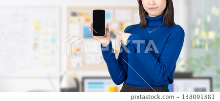 指著智慧型手機的女人/女商人 指著智慧型手機的女人/女商人 138091381