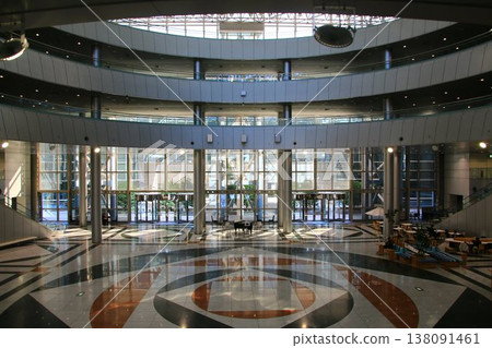 A four-story atrium... a spacious and open lobby. 138091461