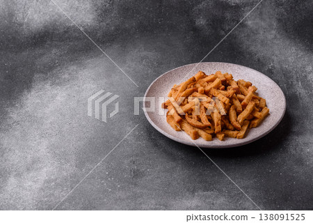 Croutons or crackers made from rye bread with garlic, salt, and spices. Croutons with salt Croutons or crackers made from rye bread with garlic, salt, and spices. Croutons with salt 138091525