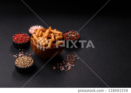 Croutons or crackers made from rye bread with garlic, salt, and spices. Croutons with salt Croutons or crackers made from rye bread with garlic, salt, and spices. Croutons with salt 138091559