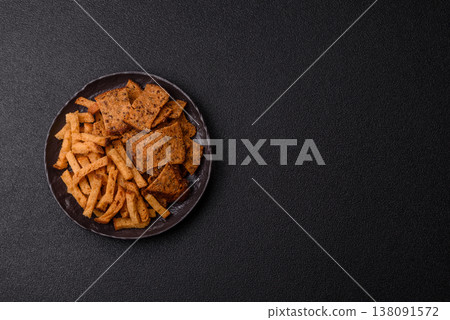 Croutons or crackers made from rye bread with garlic, salt, and spices. Croutons with salt 138091572
