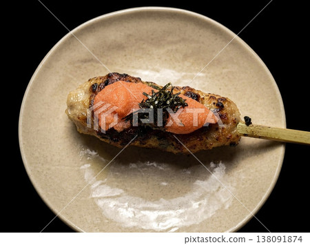 Chicken meatballs on a skewer with mentaiko (spicy cod roe). 138091874