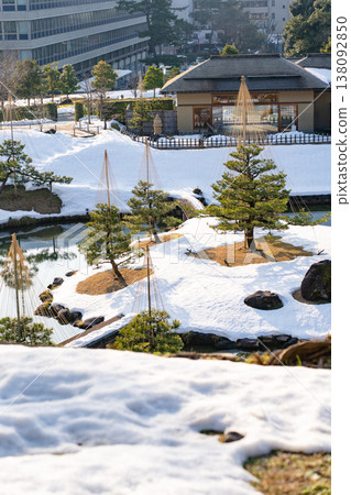 白雪皚皚的玉泉院落和白雪覆蓋的樹木構成的冬日美景。 白雪皚皚的玉泉院落和白雪覆蓋的樹木構成的冬日美景。 138092850