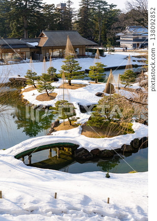 白雪皚皚的玉泉院落和白雪覆蓋的樹木構成的冬日美景。 138092852