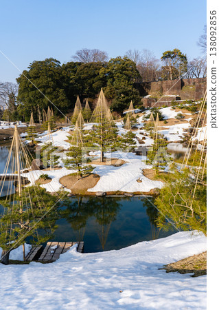 白雪皚皚的玉泉院落和白雪覆蓋的樹木構成的冬日美景。 138092856