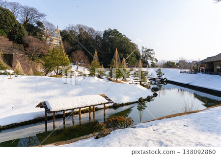 白雪皚皚的玉泉院落和白雪覆蓋的樹木構成的冬日美景。 白雪皚皚的玉泉院落和白雪覆蓋的樹木構成的冬日美景。 138092860