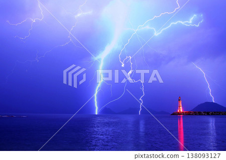 Dangerous storm of lightning and lightning in the clouds that touch the ground Dangerous storm of lightning and lightning in the clouds that touch the ground 138093127