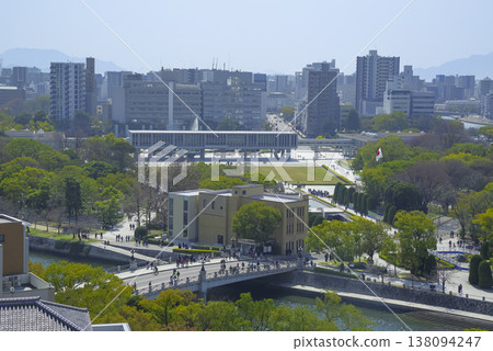 廣島和平紀念公園和廣島市的鳥瞰圖。 廣島和平紀念公園和廣島市的鳥瞰圖。 138094247