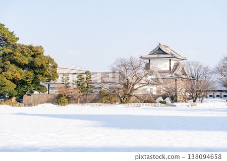 金澤城和五十崗長屋矗立在白雪皚皚的景色中 金澤城和五十崗長屋矗立在白雪皚皚的景色中 138094658