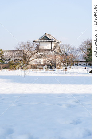 金澤城和五十崗長屋矗立在白雪皚皚的景色中 138094660