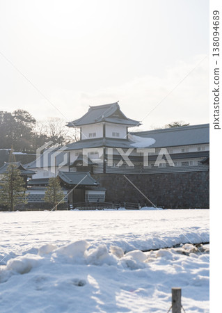 金澤城、橋爪門和五重劍屋,矗立在白雪皚皚的景色之中 金澤城、橋爪門和五重劍屋,矗立在白雪皚皚的景色之中 138094689