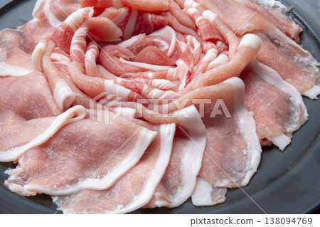 涮涮鍋用的美味豬肉拼盤 138094769