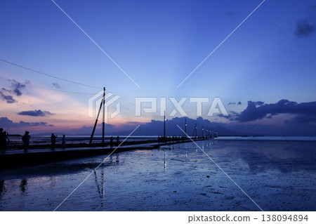 Evening scenery and tidal flats at Osabeta Seashore Road, Kumamoto Prefecture 138094894