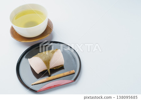 櫻花麻糬配關東綠茶 | 春季小吃 櫻花麻糬配關東綠茶 | 春季小吃 138095685