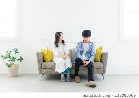 在客廳裡放鬆的情侶 138096369