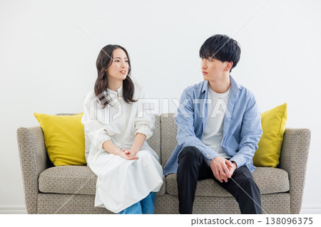 在客廳裡放鬆的情侶 138096375